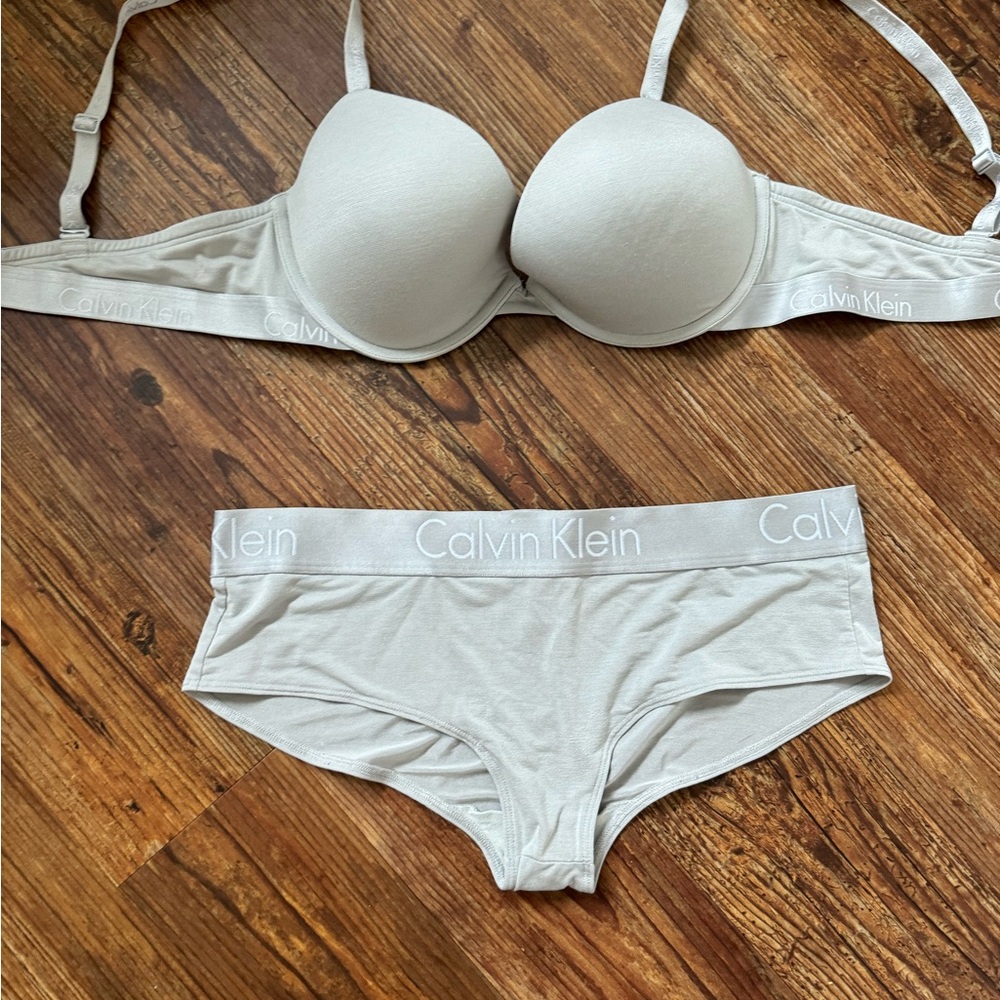 Calvin Klein Women's dove gray used convertible Bra and hipster Set